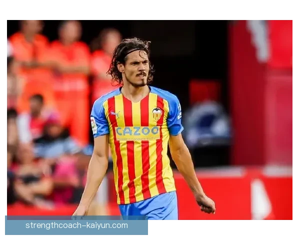 卡瓦尼助攻能力闪耀绿茵场，成为球队进攻新焦点状态回暖