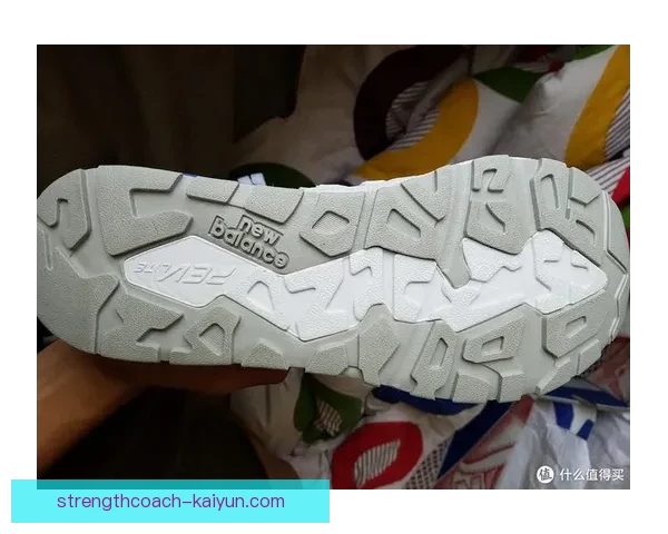 斯洛伐克队服蓝白配色引发球迷关注，展现新赛季亮眼风采